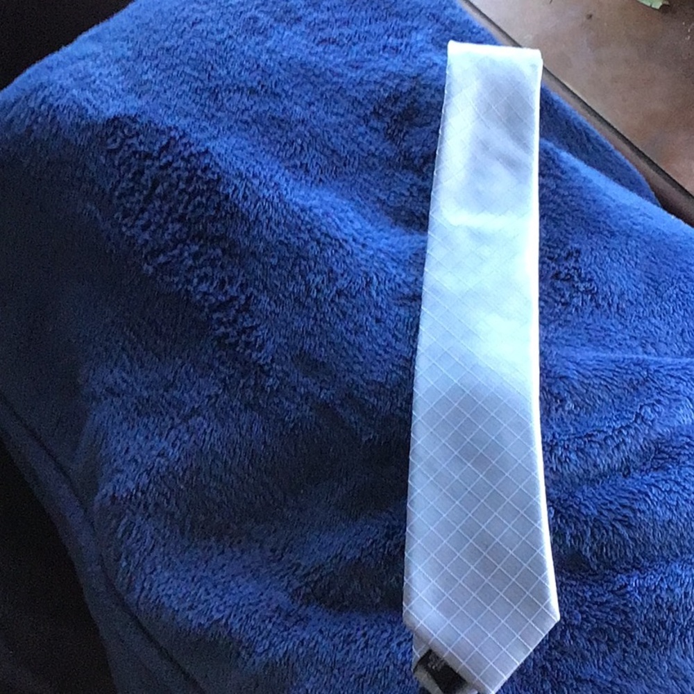 DKNY 100% silk tie grey silver